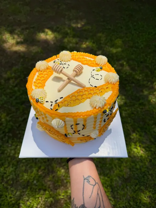 Honey bee lemon cake