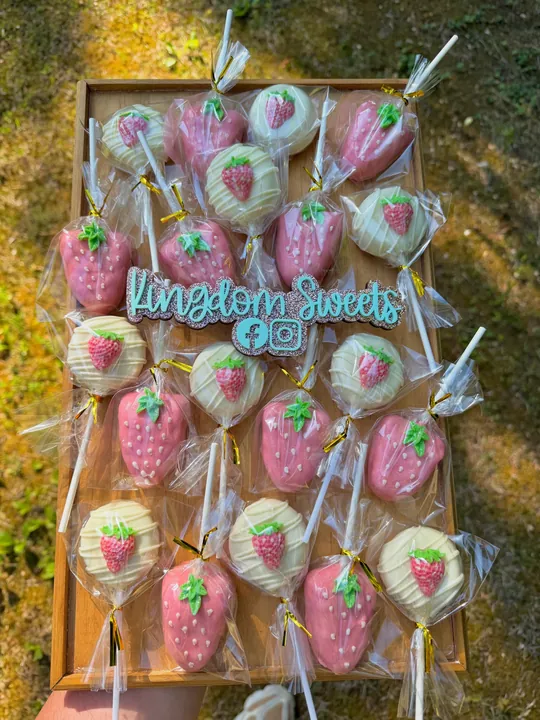 Strawberry cake pops